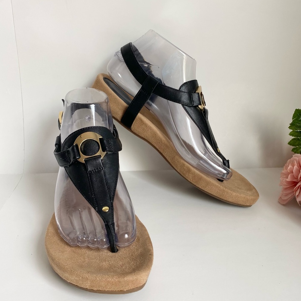 GIANI BERNINI Raisaa Black Faux Leather Buckle T-Strap Sandals